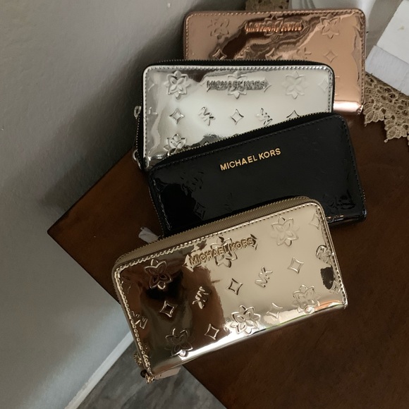 MK wallet/wirstlet metallic 😍 only 1 silver left - Picture 3 of 7